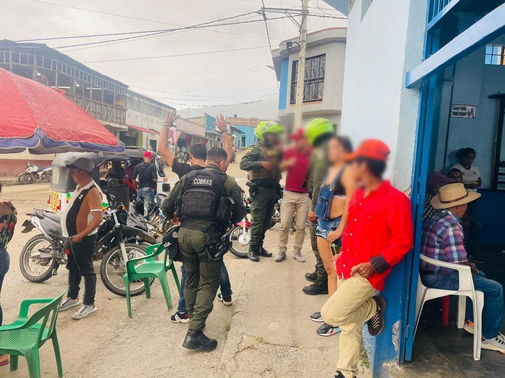 HuilaPolicia's tweet photo. #AEstaHora avanzamos en diferentes operativos de seguridad, investigación y control en el municipio de Algeciras. Amigo ciudadano recuerde marcar el 123 para informar sobre factores que alteren la seguridad ciudadana. https://t.co/ZCSNZTpjD1