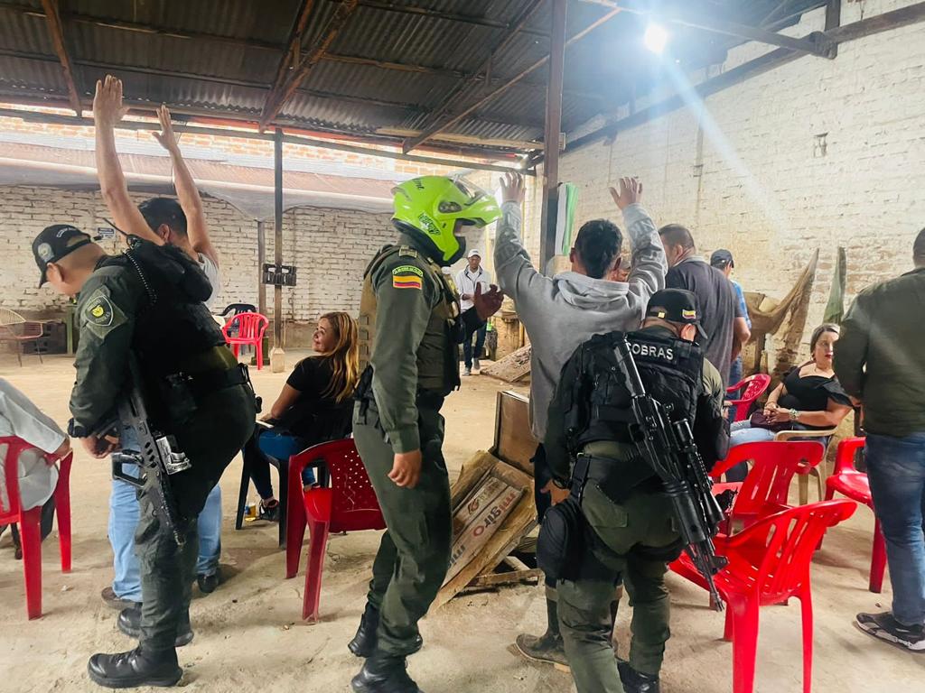 HuilaPolicia's tweet photo. #AEstaHora avanzamos en diferentes operativos de seguridad, investigación y control en el municipio de Algeciras. Amigo ciudadano recuerde marcar el 123 para informar sobre factores que alteren la seguridad ciudadana. https://t.co/ZCSNZTpjD1