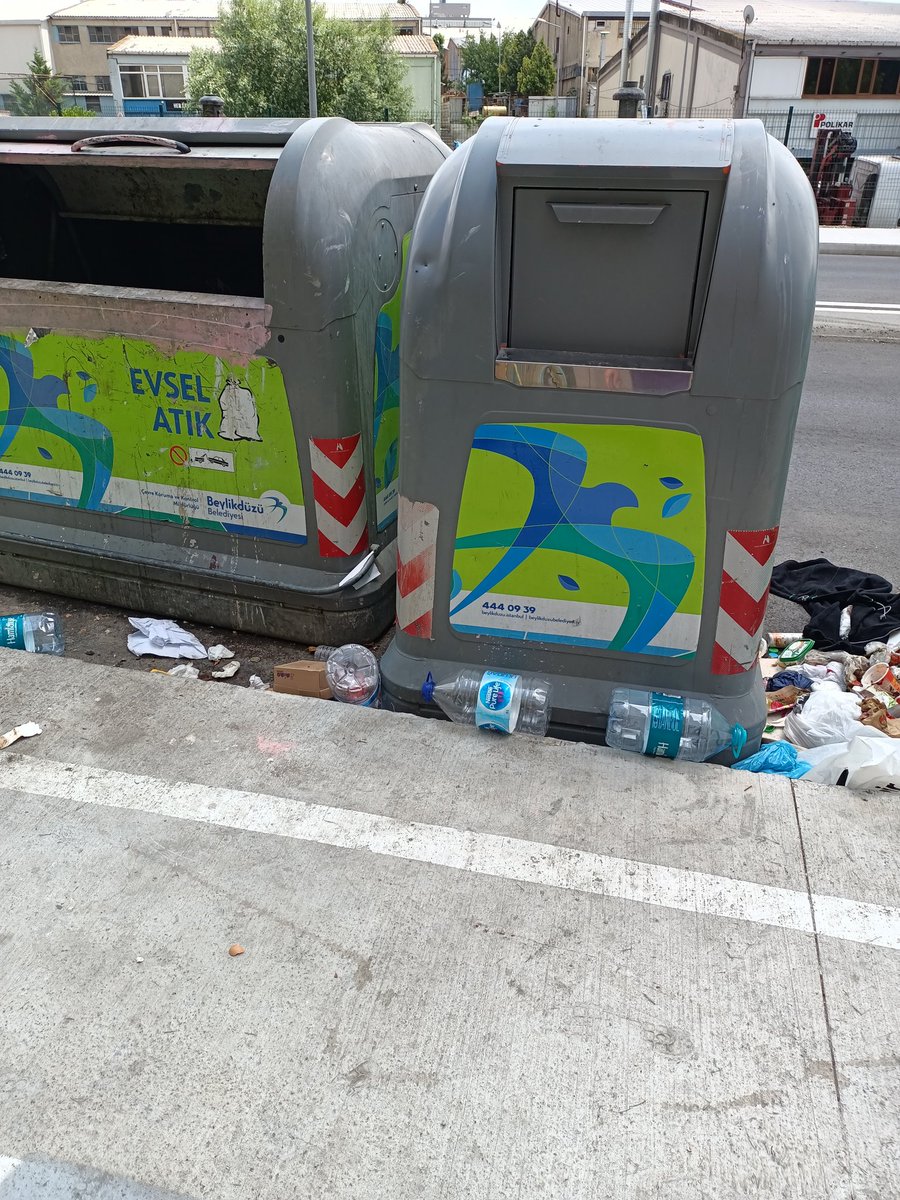 Barış mah Cahit Sıtkı Tarancı sok üzerinde bulunan çöplerin hali bu ,aynı şekilde arkada kalan basketbol sahası olan parkın durumu içler acısı , burayla kim ilgileniyor <a href="/beylikduzubeltr/">Beylikdüzü Belediyesi</a>