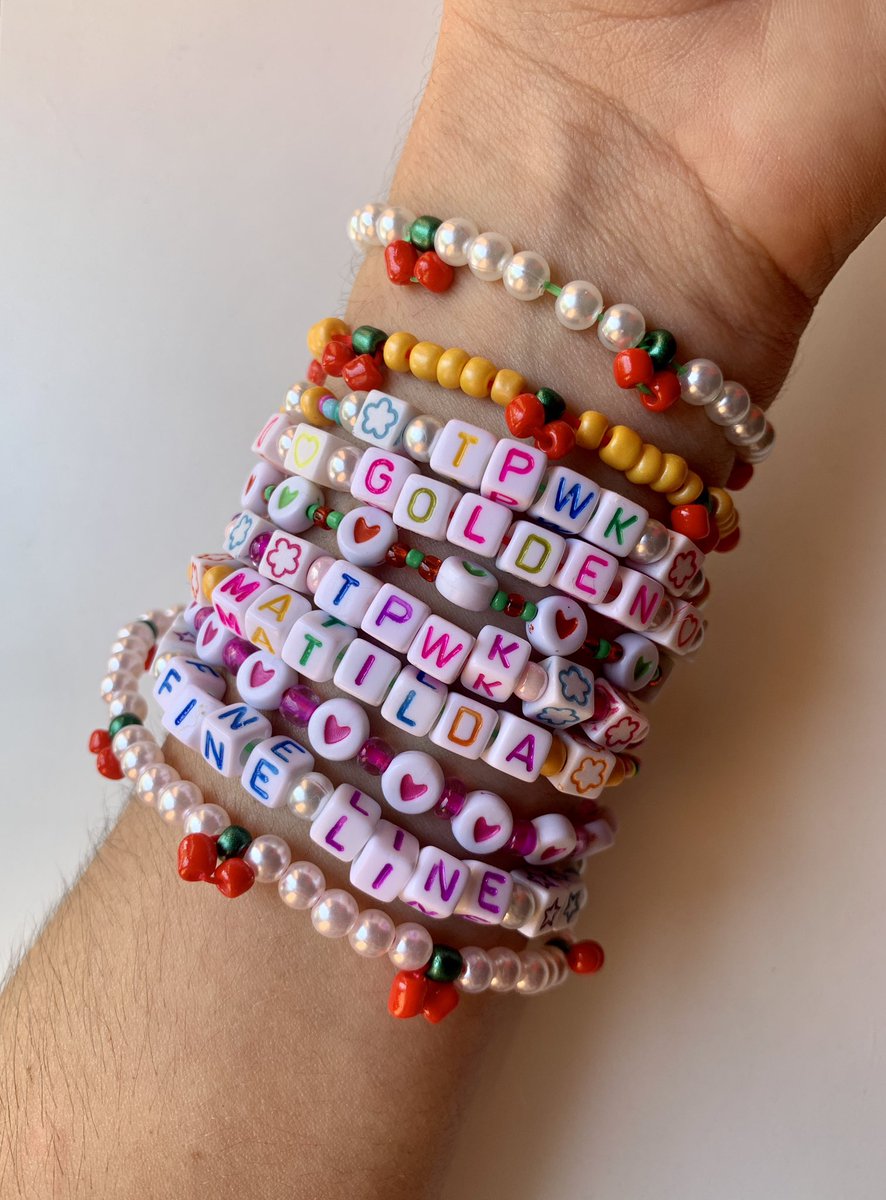 Fiquei viciada em fazer pulseiras para o concerto de Harry 🍒 Quem quiser comprar algumas para trocar, fale comigo. Preço simbólico (literalmente só tou viciada e quero ter um pretexto para fazer mais) #hslotlisboa #loveontourlisboa #LoveOnTour2023