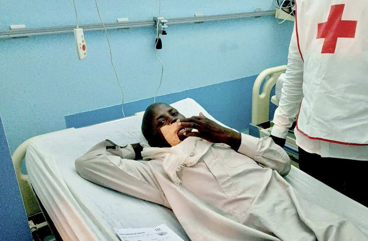 jerome_fontana's tweet photo. @CICR_fr 5/ Accompagnés de la Croix-Rouge du #Tchad, les patients sont arrivés sains et saufs à N’Djamena où ils seront soignés. Les vies de ces 7 individus ont enfin une chance de redevenir décentes. @CICR_fr https://t.co/qF6oSxQozi