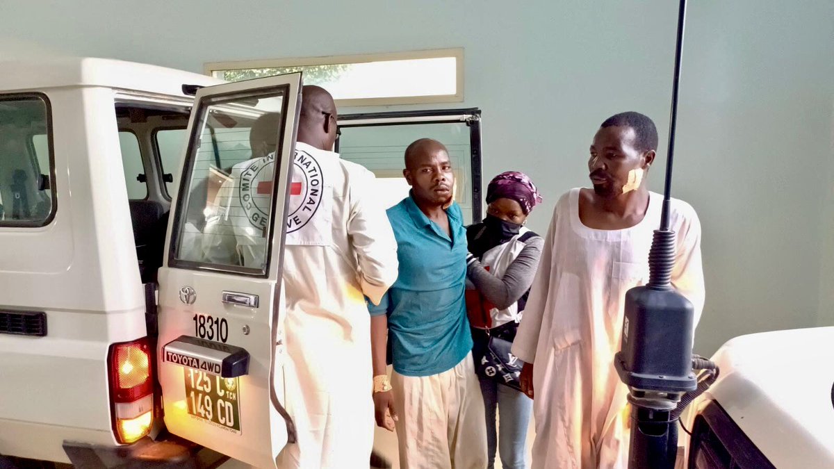 jerome_fontana's tweet photo. @CICR_fr 5/ Accompagnés de la Croix-Rouge du #Tchad, les patients sont arrivés sains et saufs à N’Djamena où ils seront soignés. Les vies de ces 7 individus ont enfin une chance de redevenir décentes. @CICR_fr https://t.co/qF6oSxQozi