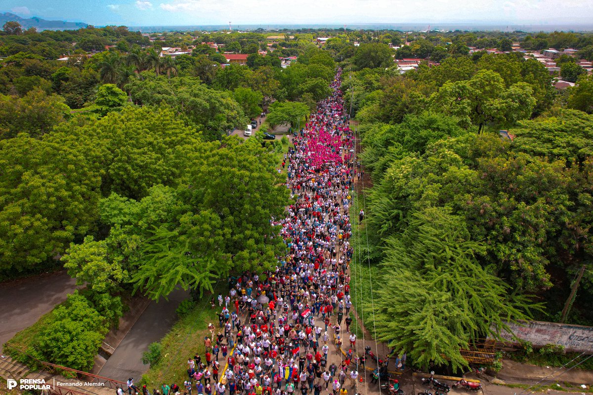 Imágenes 🎞 aéreas de la Caminata en celebración del 4️⃣4️⃣/1️⃣9️⃣ siempre más allá, agradeciendo la herencia que nos dejaron nuestros héroes y mártires que ofrendaron sus vidas por ver una #Nicaragua en paz  🕊, libre, soberana y próspera. 🇳🇮🔴⚫