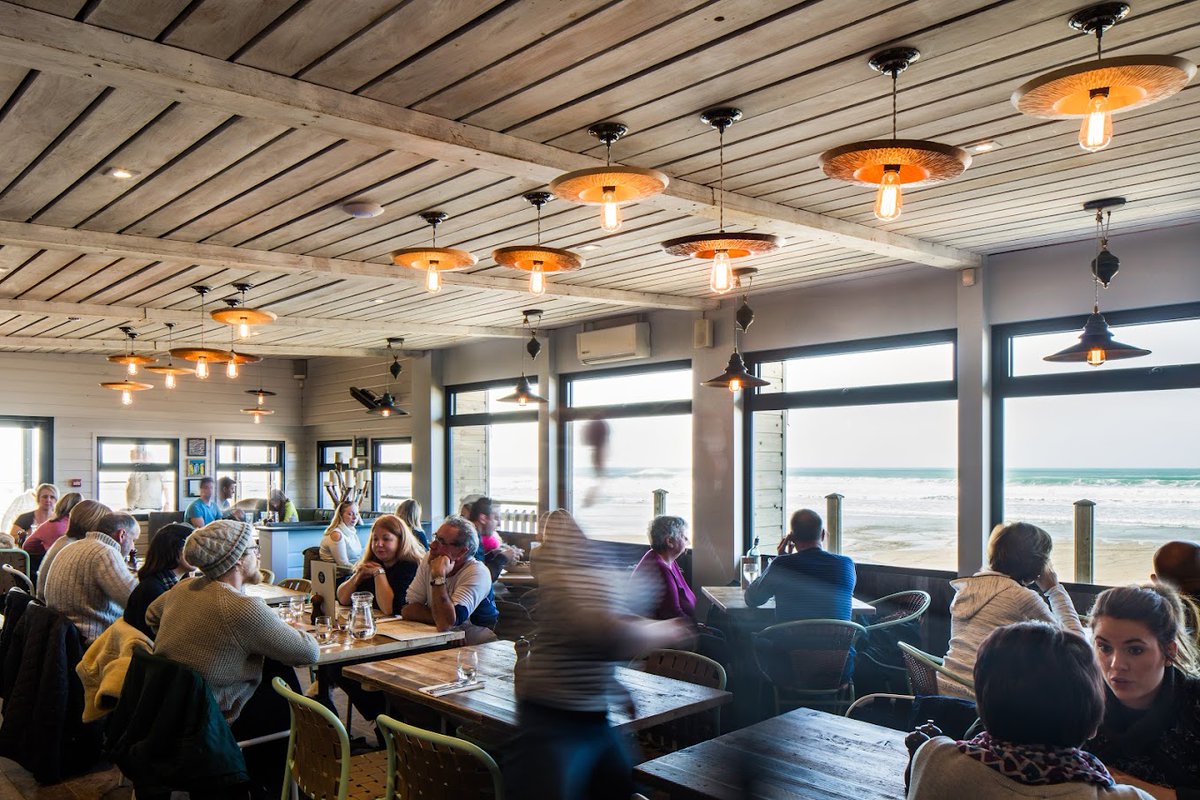 helloworldguide's tweet image. Beach spotlight: Watergate Bay, Newquay, Cornwall 
&quot;this vast expanse of golden sand is truly cinematic in its grandeur&quot;

Grab a bite at @cubscoffee1,  The Beach Hut (@WatergateBay ) or @zacryswgb

Surf and beach yoga with @wavehuntersuk 

🔗seasidebreaks.co/beaches/waterg…

#beach