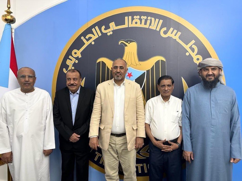 عفاش قال سنضحي بمليون شهيد من أجل الوحده 
وعشره حوثه حشروه داخل الثلاجه !!!
صادق الأحمر هدد بحشد  ٣ مليون جندي لاحتلال الجنوب 
وعندما حاصره الحوثيين لم يجد غير اربع نساء تحميه 
فما بالكم ونحن ابناء الجنوب  دعسنا علا ابوهم كامل