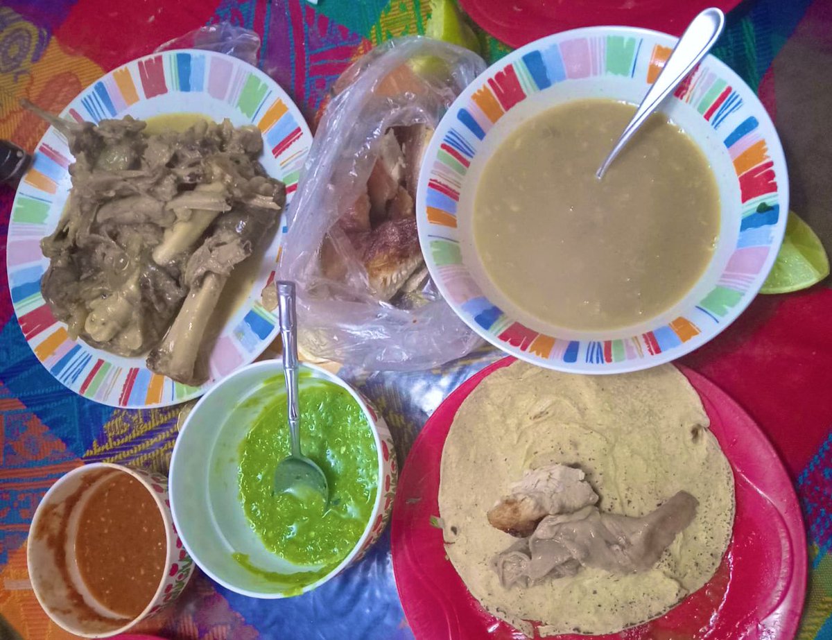 Hermosa postal desde Tlaxco, #Tlaxcala: Tortillas de manos,  carnitas, barbacoa, salsas y consomé de borrego...