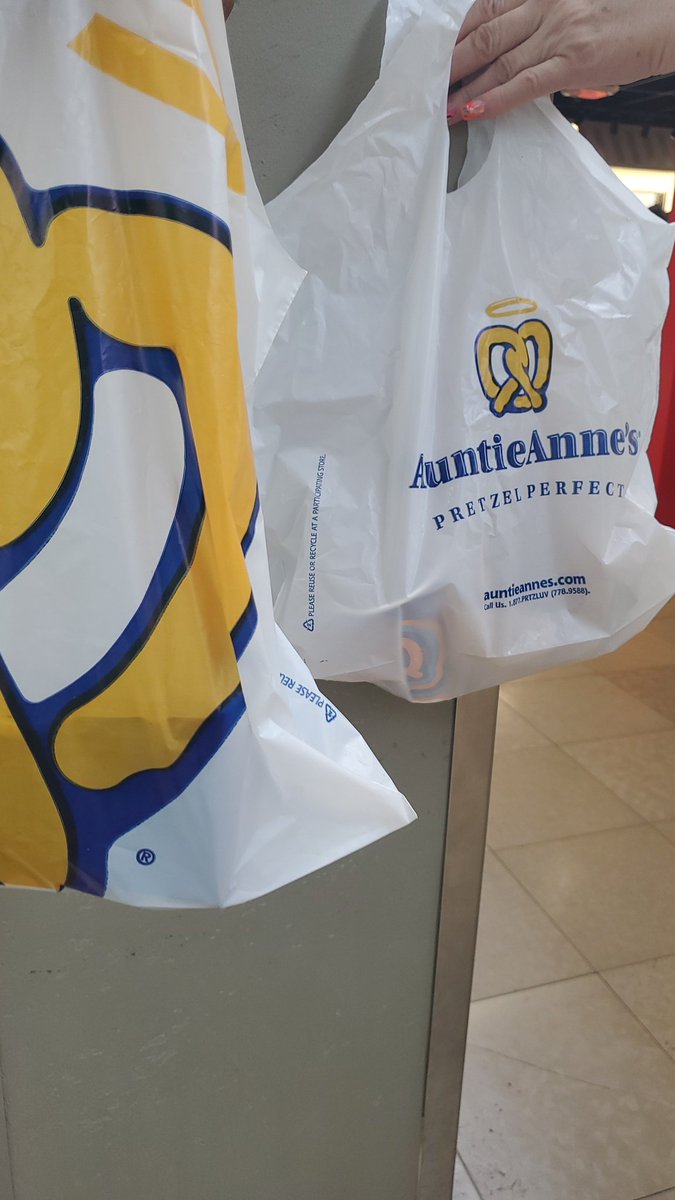 LadyDi1002's tweet photo. I'm sharing my free #MiniPretzelDogs from @AuntieAnnes with @doutlaw311 who has NEVER had them before!! 😊

#AuntieAnnes

#ColumbiaMall

#PokémonGOFriends https://t.co/X0AAznctTt