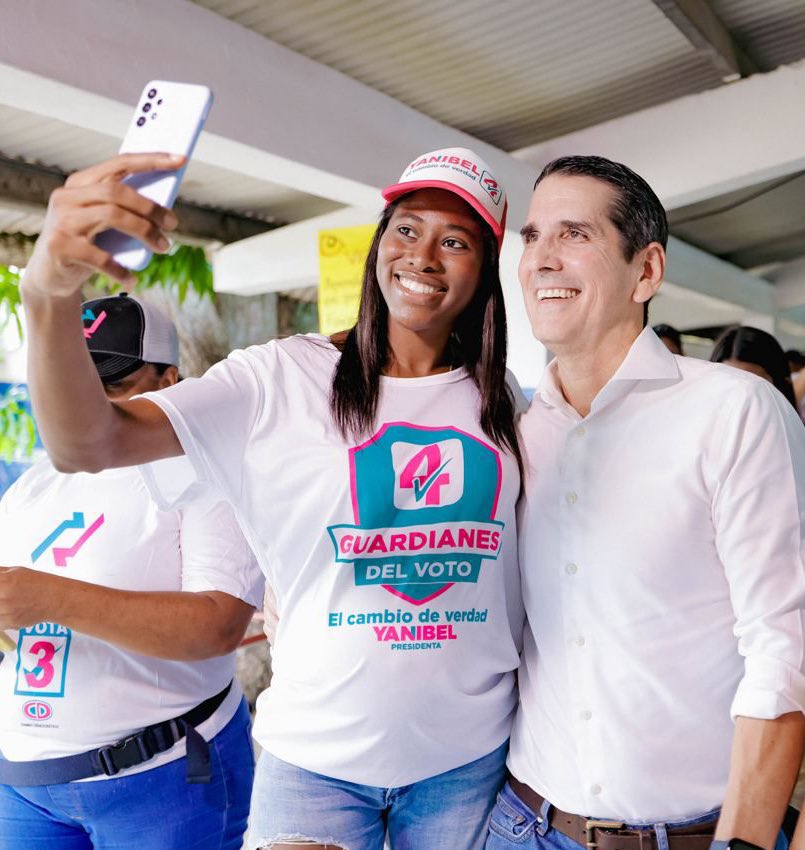 Cuando te mandan a cuidar el voto y la selfie que quieres es con Rómulo 😅😅😅 #PrimariasCD #CambioDemocrático