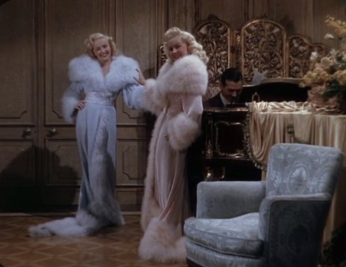 AudnyApeiron's tweet photo. We should all be wearing ridiculous, feminine, voluminous, robes at home, in silk, velvet, feathers and fur https://t.co/EoljLQcsM7