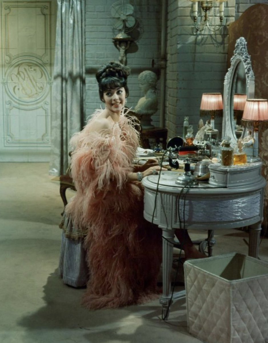 AudnyApeiron's tweet photo. We should all be wearing ridiculous, feminine, voluminous, robes at home, in silk, velvet, feathers and fur https://t.co/EoljLQcsM7