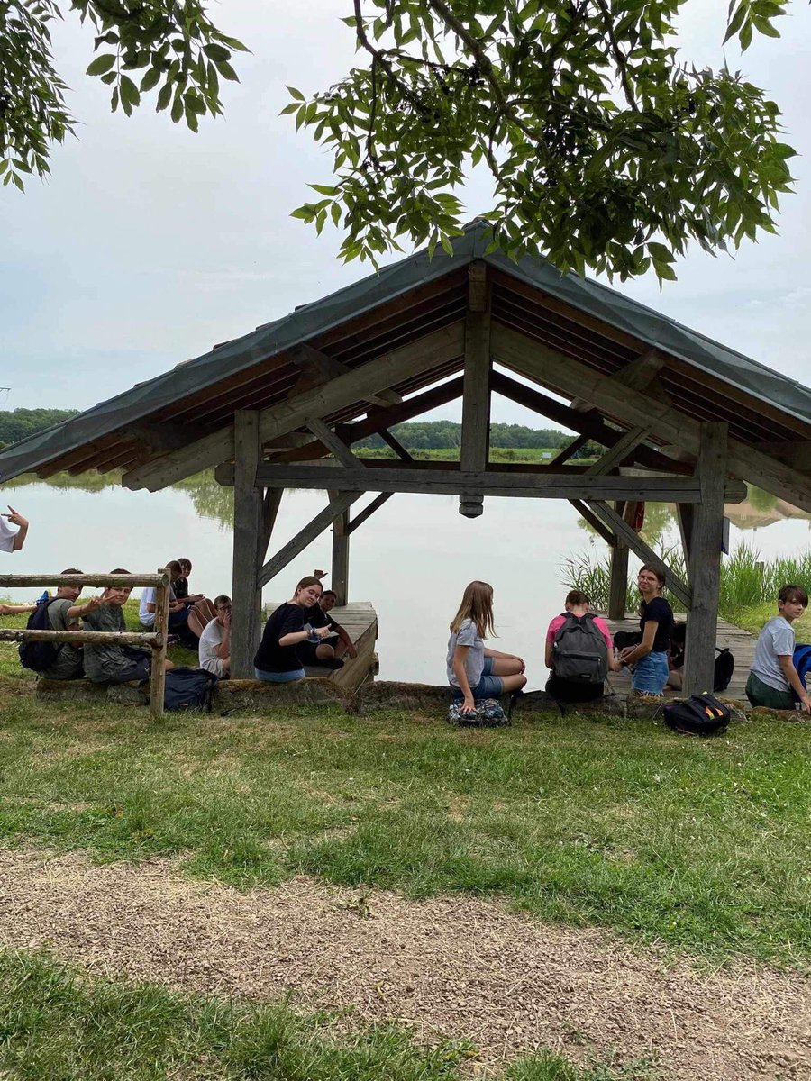Vacances apprenantes : Première journée réussi aux vieux métiers d'Azannes. Les élèves ont pu se replonger dans les années 1900 et voir les difficultés du travail dans les anciens temps.
Seul bémol de la journée, l'orage en fin de journée 🙂