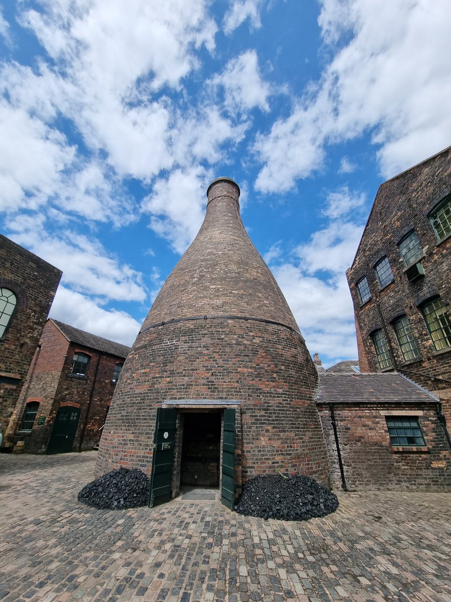 notwen_john's tweet photo. @bottleovens, I was amazed to discover on a recent visit to Gladstone Pottery museum that there are 47 examples of bottleovens still existing https://t.co/DA29hYWOlg
