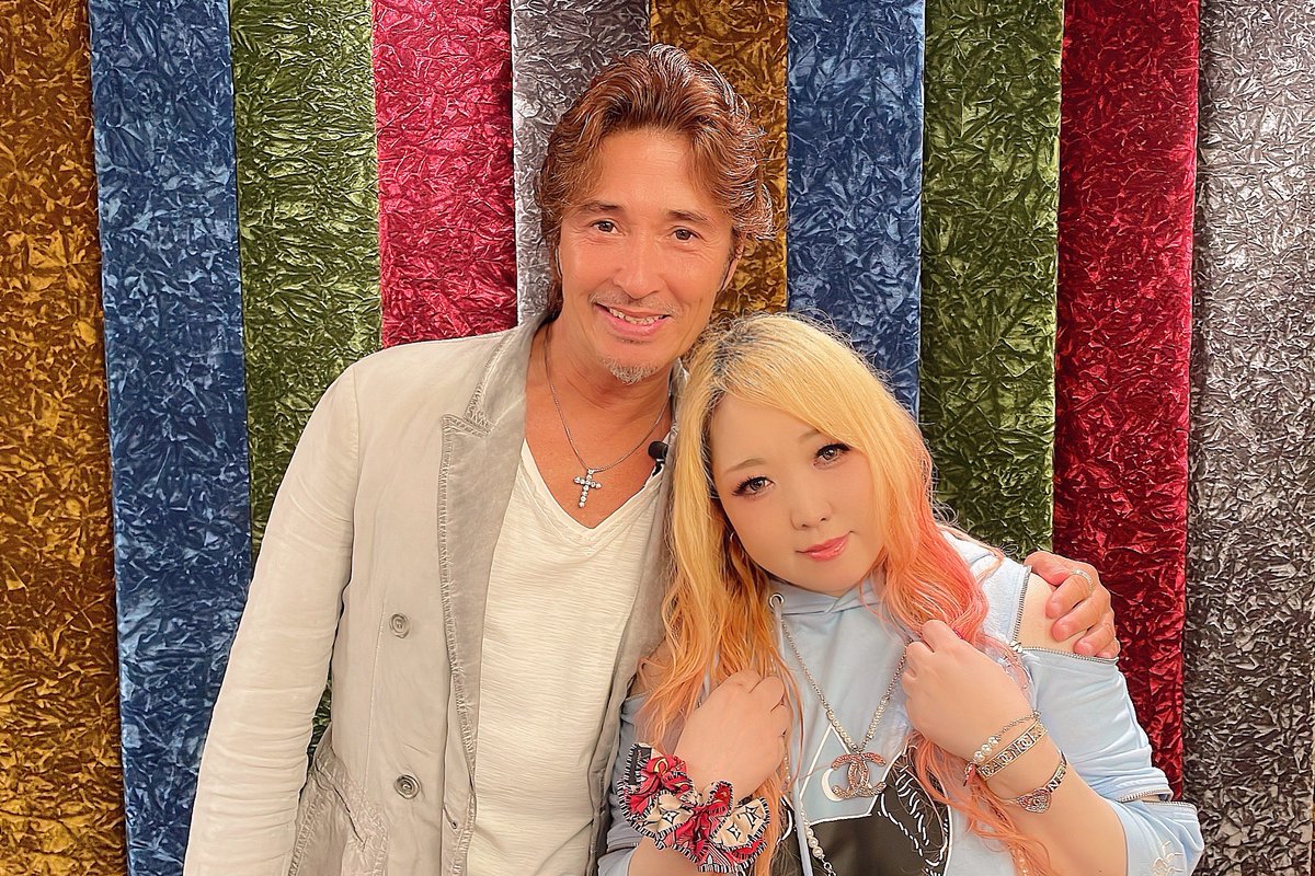 【やったぜ‼️😆】
愛本店で羽賀研二に会えるよ‼️
前に漫画で描いたのですが、ホストって指名してめちゃ安く飲むと通常4万くらいなの。で、羽賀研二プラン一番安いの5万なんだけど、+飲み放題サインツーショチェキなの。
つまり羽賀研二代たったの一万円‼️‼️‼️やっす‼️‼️‼️
https://t.co/VMXxxkFEs8 