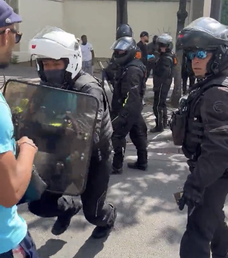 TonPereLaTurlut's tweet photo. @bernardfourny @PoliceNationale La charge au bouclier par le policier à casque blanc contre le suspect à casquette Lacoste : regardez ses pieds, comment il bondit comme un félin ! Ces hommes sont des machines de guerre… Nous voulons une #BravM dans les rues de Bruxelles, @PhilippeClose. #CloseDemission https://t.co/fPcMKF12ZU