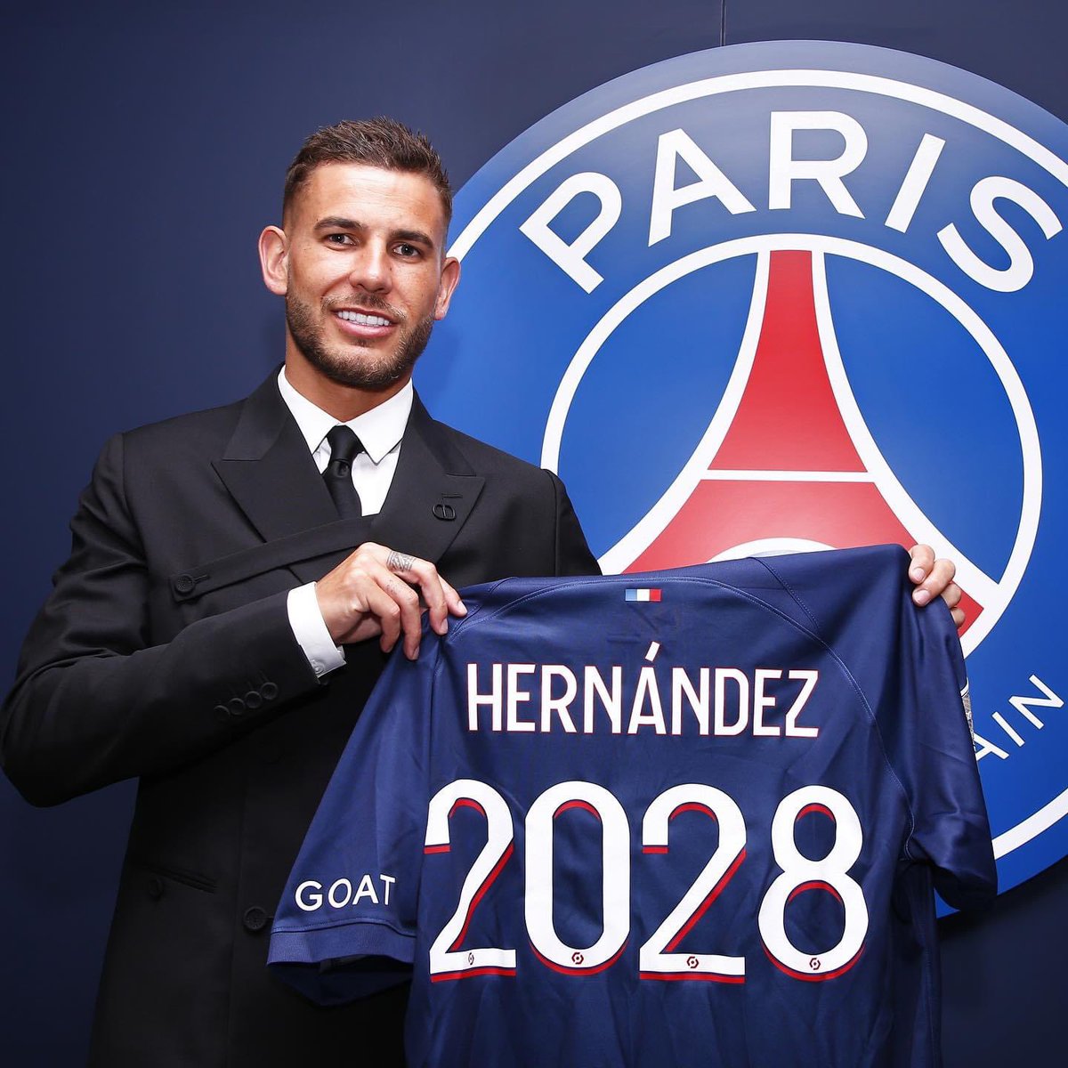 100_PSG's tweet photo. #WelcomeHernández 🔴🔵 https://t.co/bi3852BX5u
