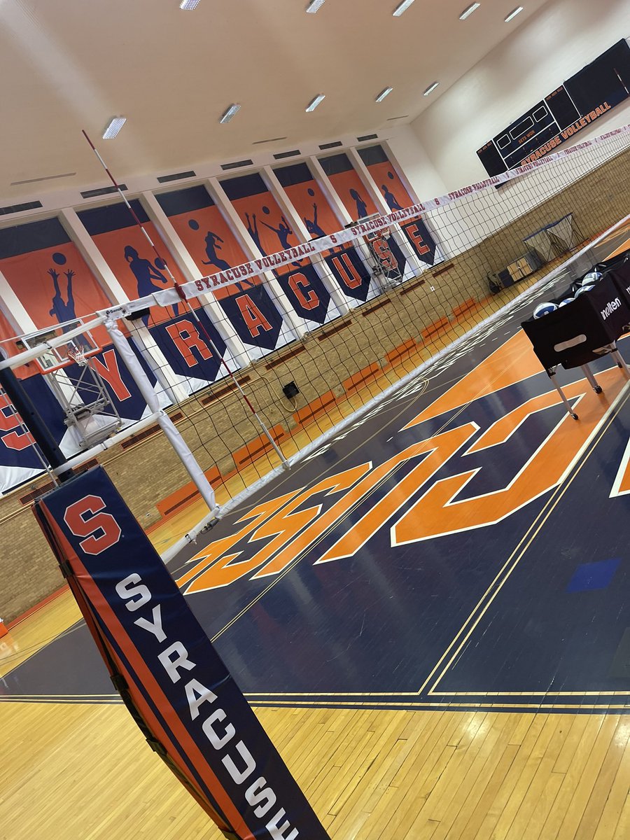 nick_gnau's tweet image. @AshleeGnau future home🍊 absolutely beautiful 🧡💙 #CuseVB