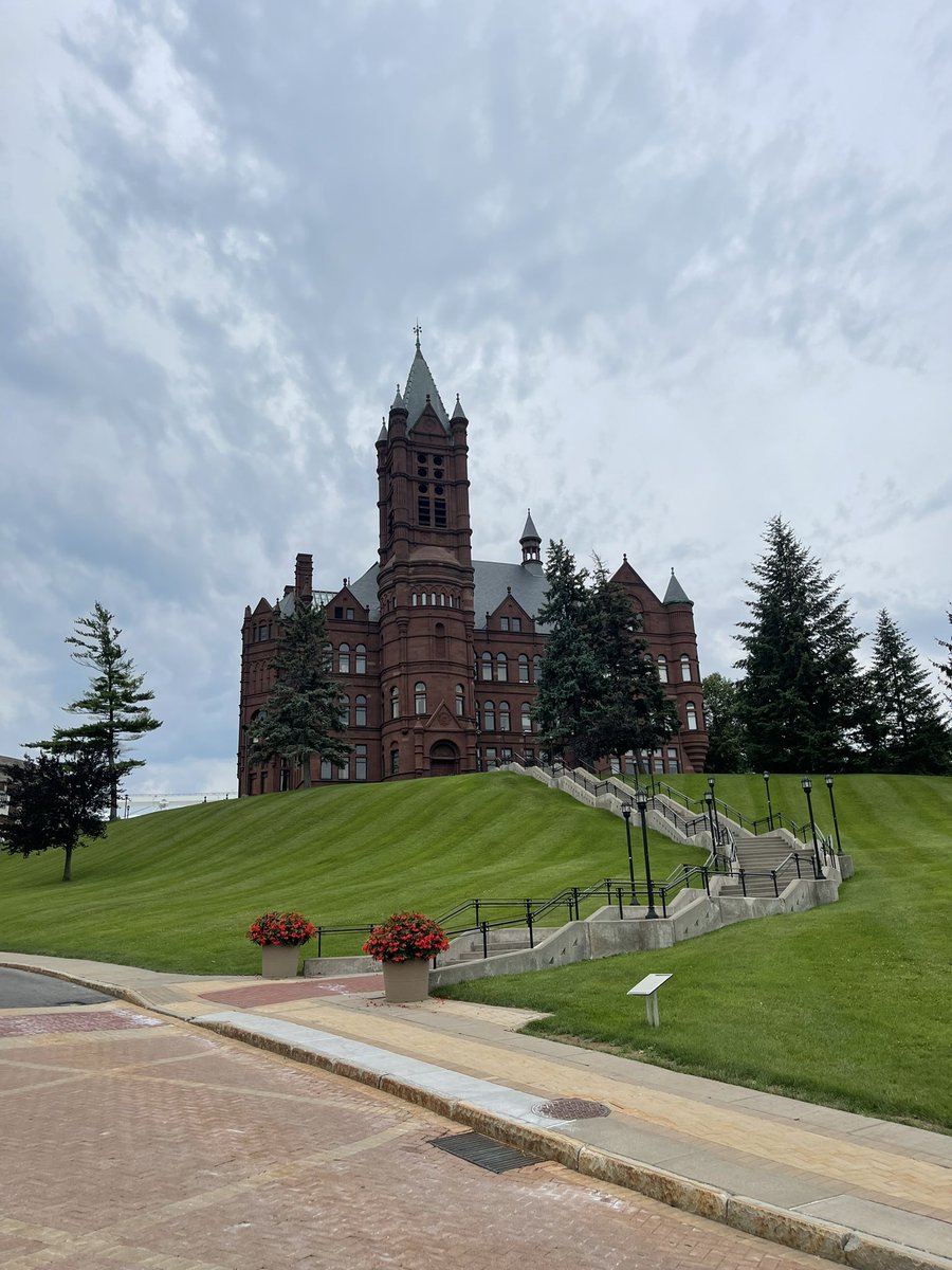 nick_gnau's tweet image. @AshleeGnau future home🍊 absolutely beautiful 🧡💙 #CuseVB