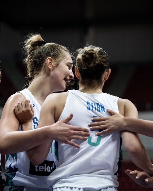 PRVAKINJE EVROPE 🔥🔥🔥
Slovenska ženska reprezentanca do 18 let je najboljša v Evropi!!! Čestitke dekletom za neverjetne predstave na prvenstvu in za osvojen pokal najboljše ekipe 🏆

SLO VE NI JA ❤️‍🔥