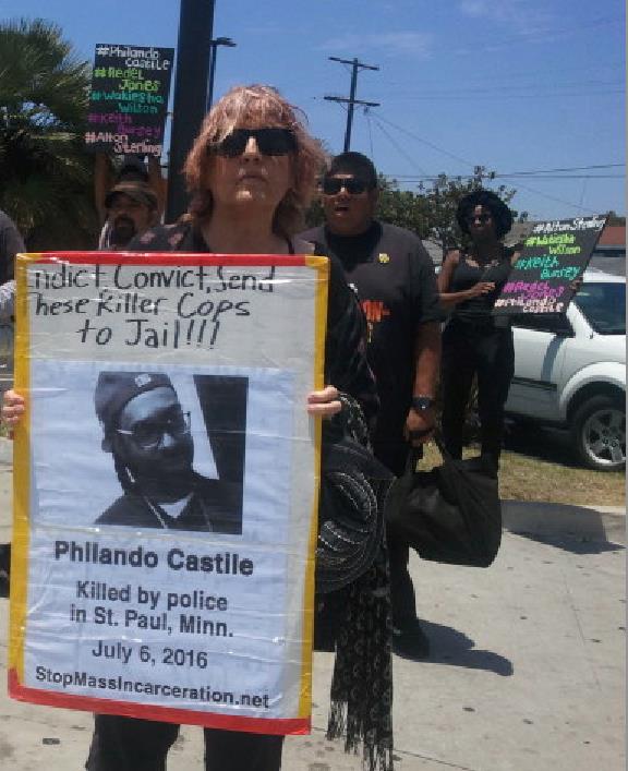 MylaReson's tweet image. 3 days after the #PoliceMurder of #PhilandoCastile, I held this sign. My heart goes out to Phil's family, the school children who loved him -  but especially to Diamond Reynolds &amp;amp; her then 4 yr old daughter who watched helplessly as Phil bled out. #BLM