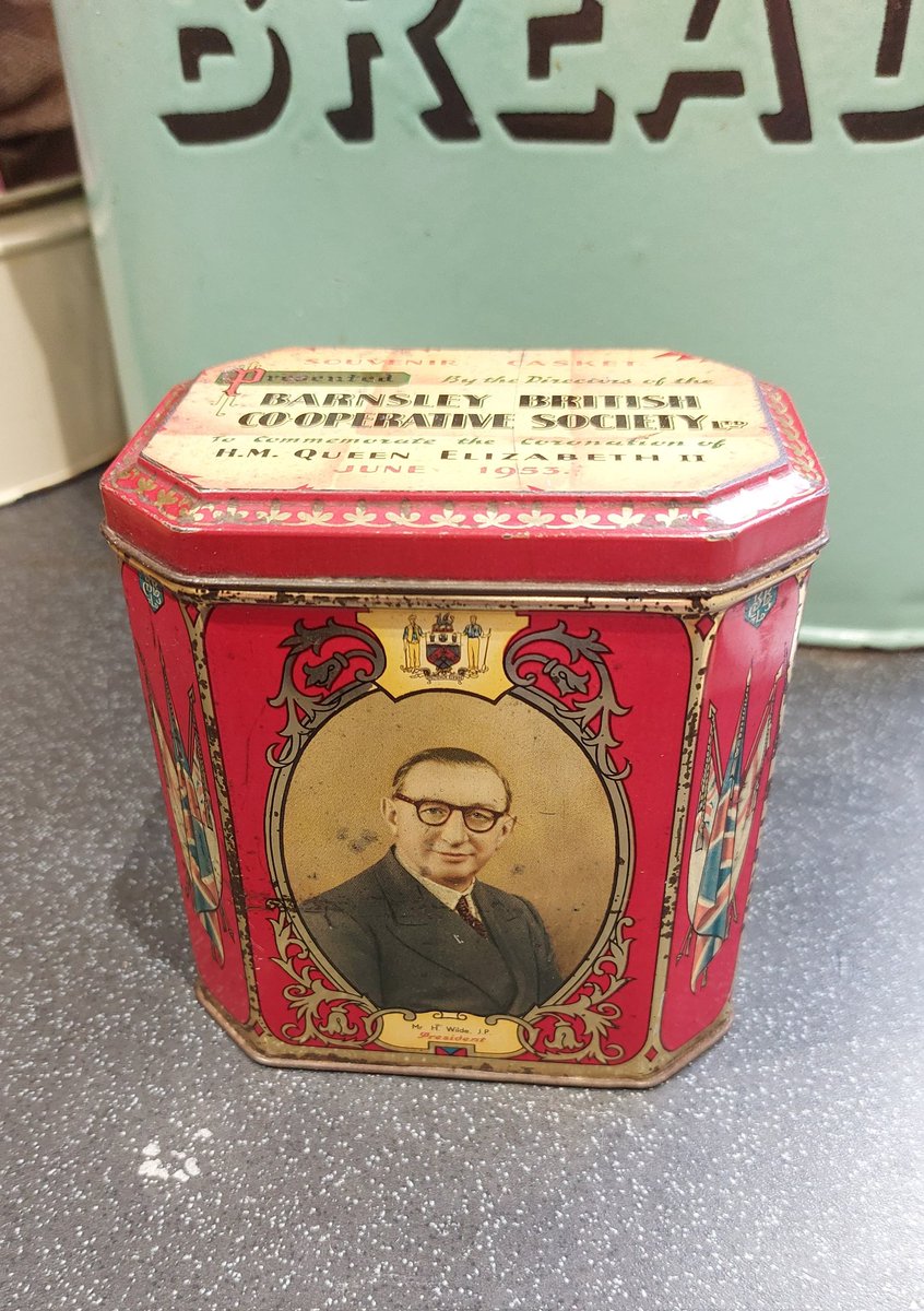 We love a good #vintage tea tin, or biscuit tin here at The Kitchen Time Traveller on #etsy. The more random the better @CollectCurios @EverRotating @Treasurefindus @lovevintage8 @PlentyOVintage