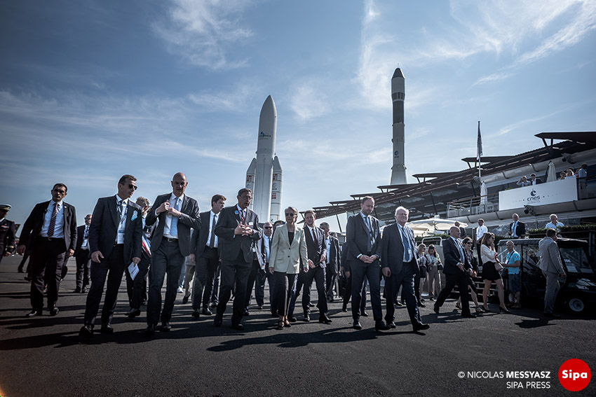 nicographie's tweet image. «Tanguy, Laverdure et Borne.» La PHOTO du Jour du 23 juin 2023 #LaPhotoDuJour #JournalPhoto messyasz.fr/FDJ/32445 
@Elisabeth_Borne @parisairshow @PAFofficiel @GifasOfficiel @RolandLescure @CBeaune