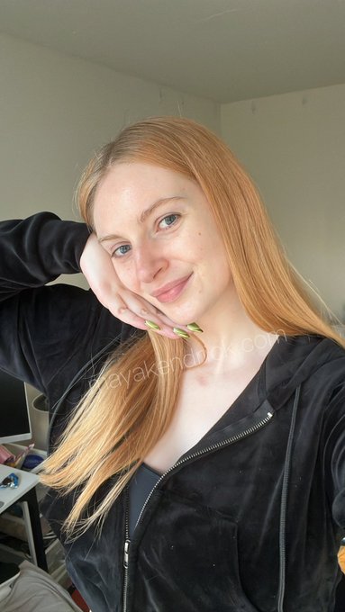 woke up particularly radiant today ✨ https://t.co/iPJwCFNzUG