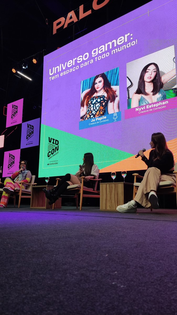 as mulheres vêm tomando cada vez mais espaço no mundo dos games 💪

a democratização de gênero é o assunto principal aqui no painel da #VIDCONSP23 com @julinhapapile <a href="/NyviEstephan/">Nyvi Estephan 🎥🎮🎤</a> e <a href="/aSamaravilhosa/">Samara Fornarolli</a>