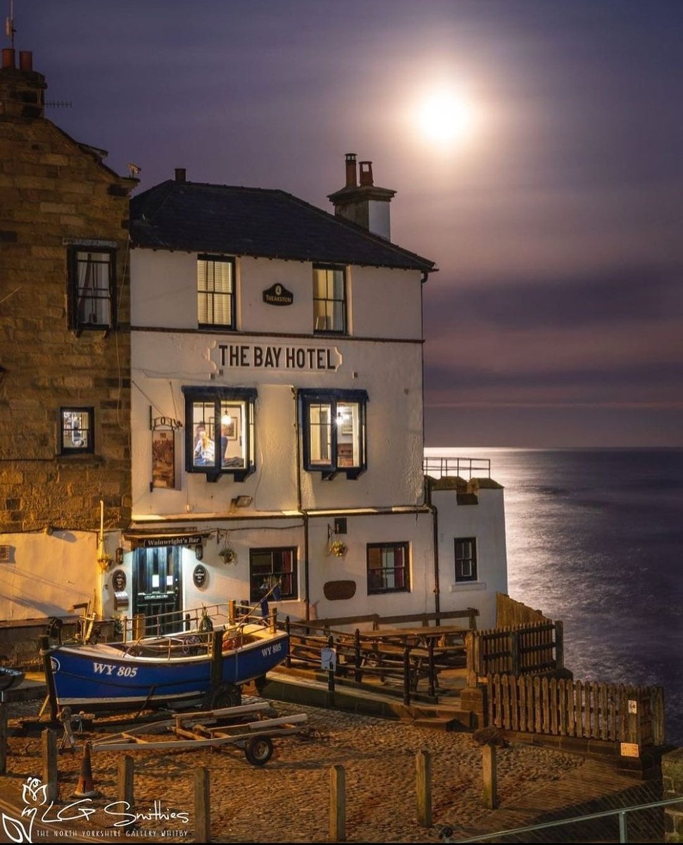 The Bay Hotel 🍻
#RobinHoodsBay, #Whitby YO22

Now this looks like a truly amazing place to sink a few with a blue view.