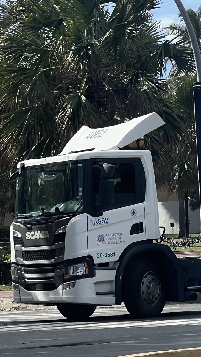 Reportando en vivo desde el Malecón🫠Domingo 4:10 PM 
Este “genio” de chofer intentó dar una vuelta en U en este espacio donde no debía y para colmo, o karma, se averió. El tema es que pagamos justos por pecadores. Falta de conciencia al volante 🙄