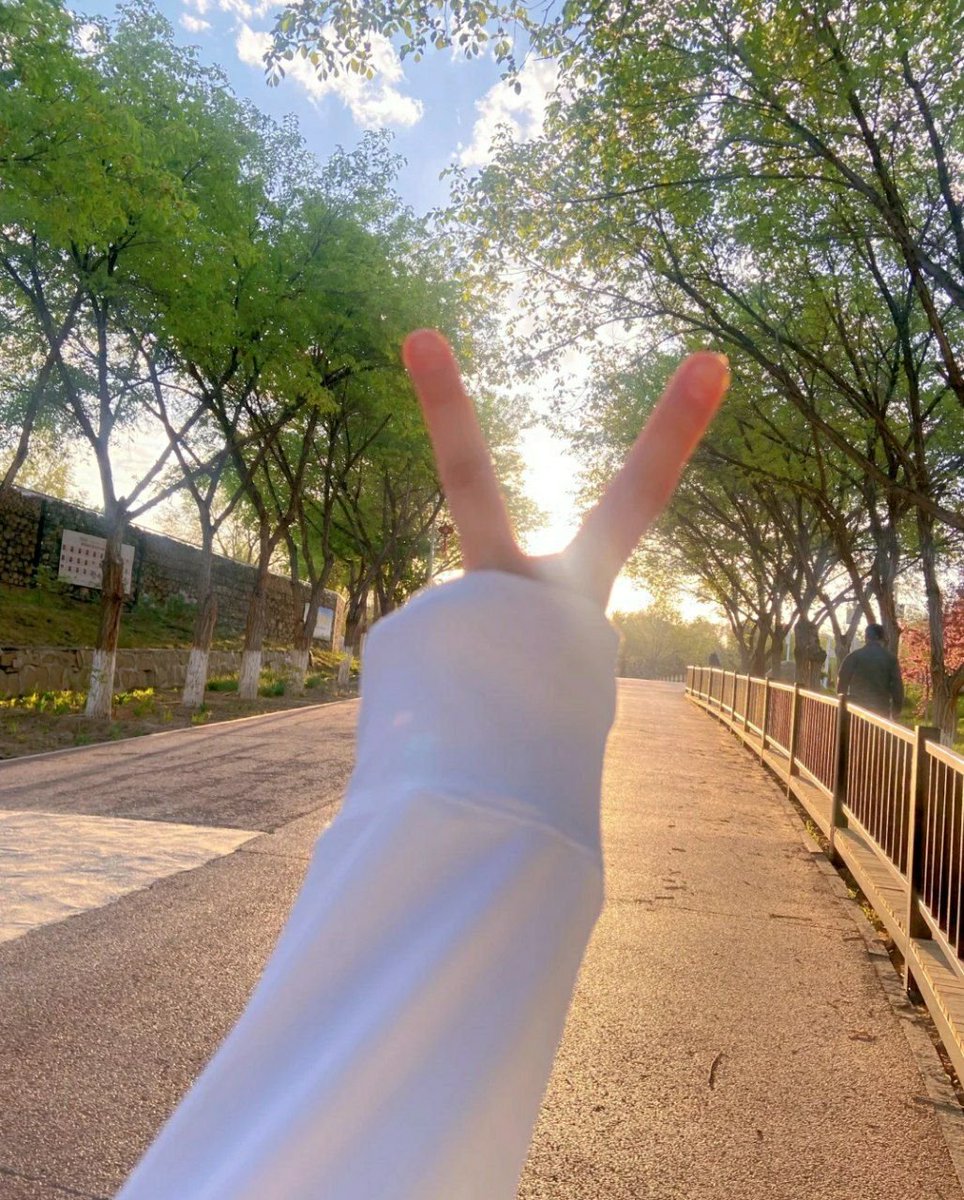 As long as the sun is still shining, smile back, good morning!☀️