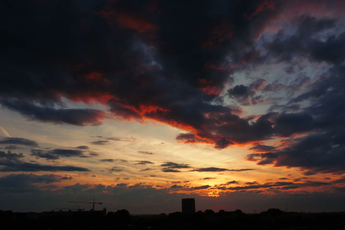 #CodeOranje #Zonsondergang  #Groningen #26Mrt2023
@Helgavanleur <a href="/WNLVandaag/">WNL Vandaag</a> <a href="/BuienRadarNL/">Buienradar</a> <a href="/RTLnieuws/">RTL Nieuws</a>  @Rtvnoord