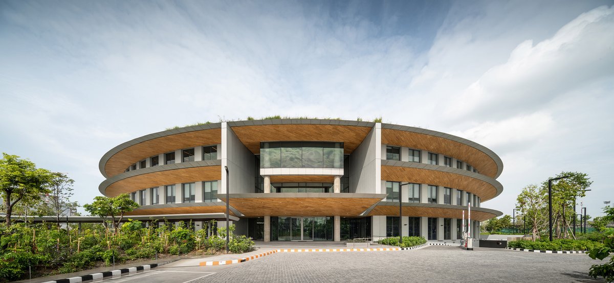 remaxcolumbus's tweet photo. Are you a fan of the circular #design of this office building? #architecture  https://t.co/LF3mzedXbU https://t.co/91SLrzCgGH