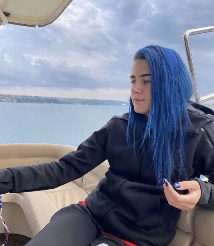 Arkadaşlar Meryem Boz mavisini nasıl bulabilirim, bilen var mı?🥺🥺 benim kullandığım mavi bu şekilde değiil