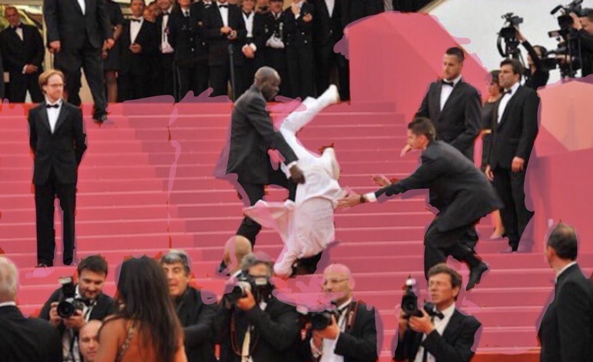 realJaredGilman's tweet photo. holy shit jason derulo just fell down the stairs at the barbie premiere https://t.co/xJNTqu4GKI
