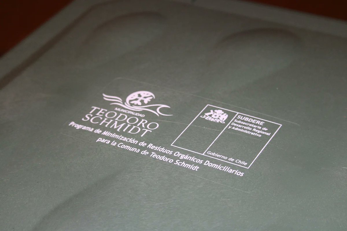 En la comuna de #TeodoroSchmidt, 150 familias de #BarrosArana recibirán un kit de compostaje y educación en manejo de residuos orgánicos domiciliarios, gracias a recursos aportados por el Programa Mejoramiento de Barrios (PMB) de <a href="/laSubdere/">Subdere</a> ♻️ [1/3].