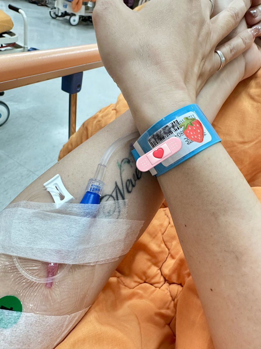 想出門上班，
結果被送來急診室。

在怎麼堅強硬撐，
終於病倒了。
（等待檢查）

粉絲平台我還是不會缺席，
晚點會發小影片在粉絲平台，
歡迎多多支持Molly😭 https://t.co/5jFj2t1JPg