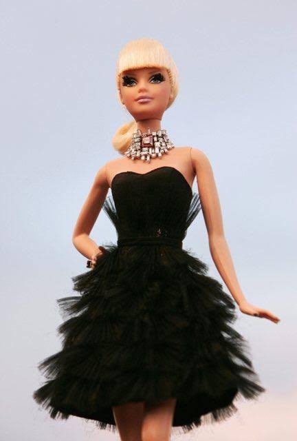 POPTime on X: "🚨 CURIOSIDADE: Margot Robbie foi até a première de #Barbie com boneca Stefano Canturi Barbie, a mais cara e mais rara boneca, avaliada em cerca de R$1,5 MILHÃO.