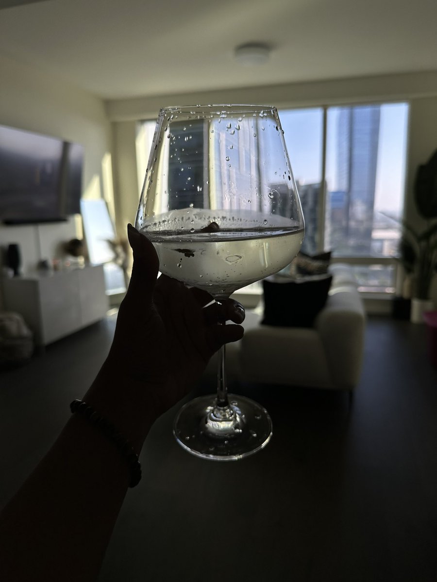 ShadelleG's tweet image. love these wine glasses. #dinnerloading 
you know the vibes.💋✨