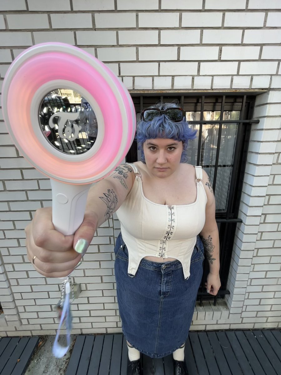 heewski's tweet image. freaking saw twice. i love kpop