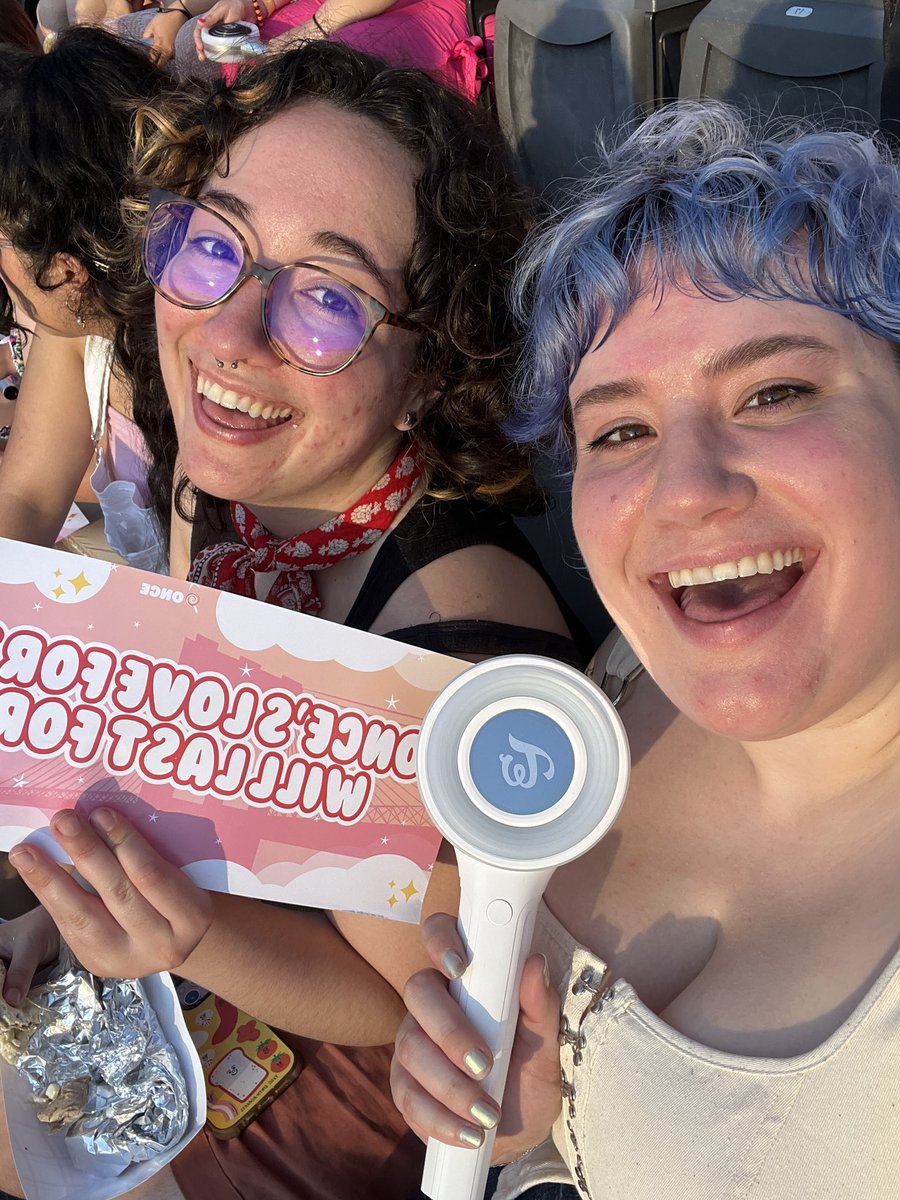 heewski's tweet image. freaking saw twice. i love kpop