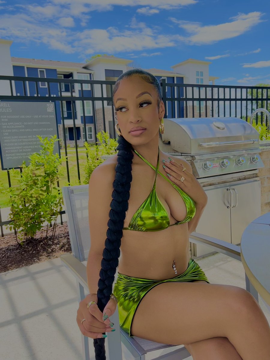 its_breashia's tweet photo. temperature’s risin’ 
#raepoolparty https://t.co/qwNoGtgkl7