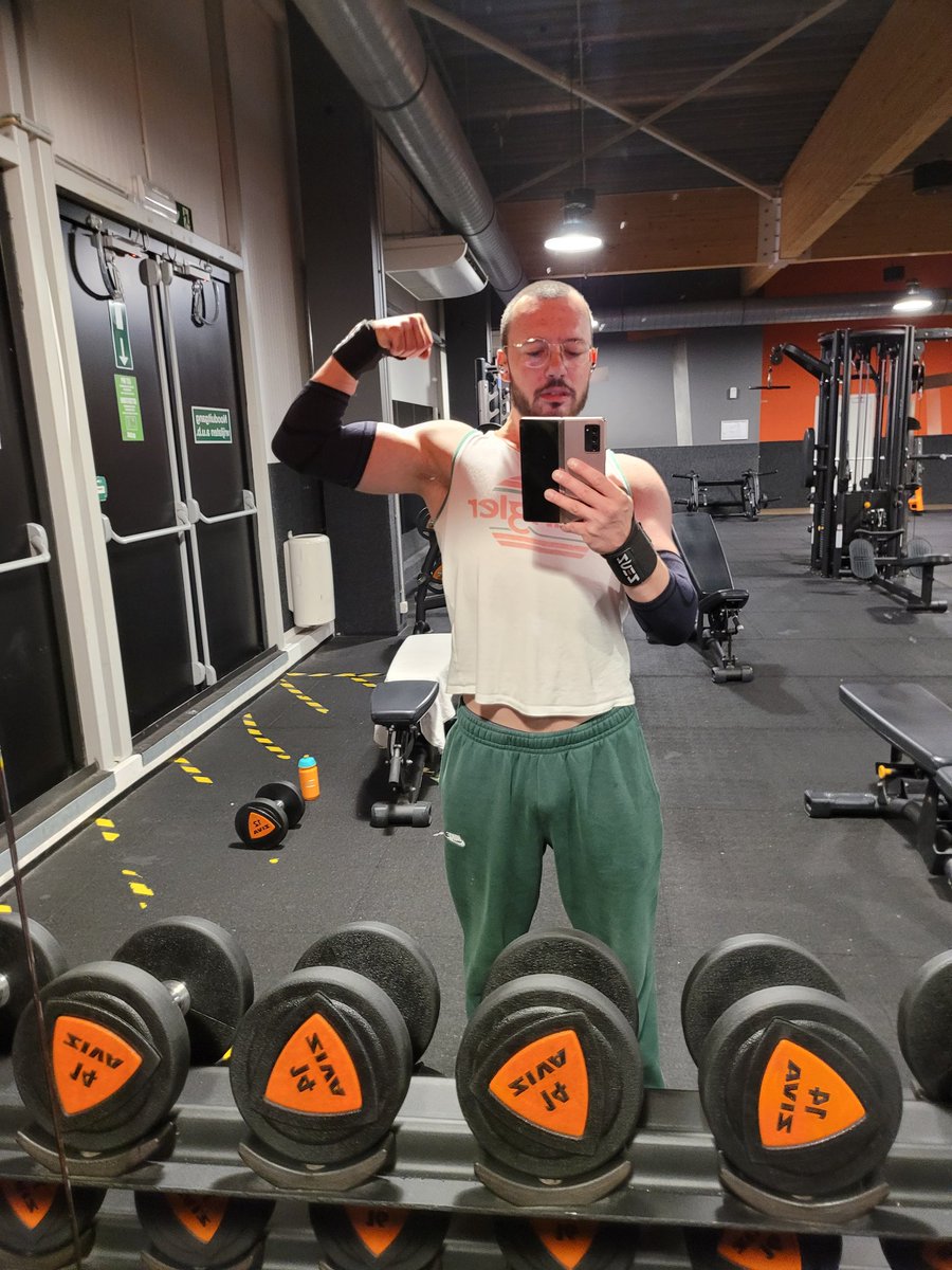 GrowinMatt's tweet photo. I need some new gym clothes 😩 #determination 🥩#musclegrowth #musclefreak #bodybuilding #growingnightandday https://t.co/j31xsi7REU