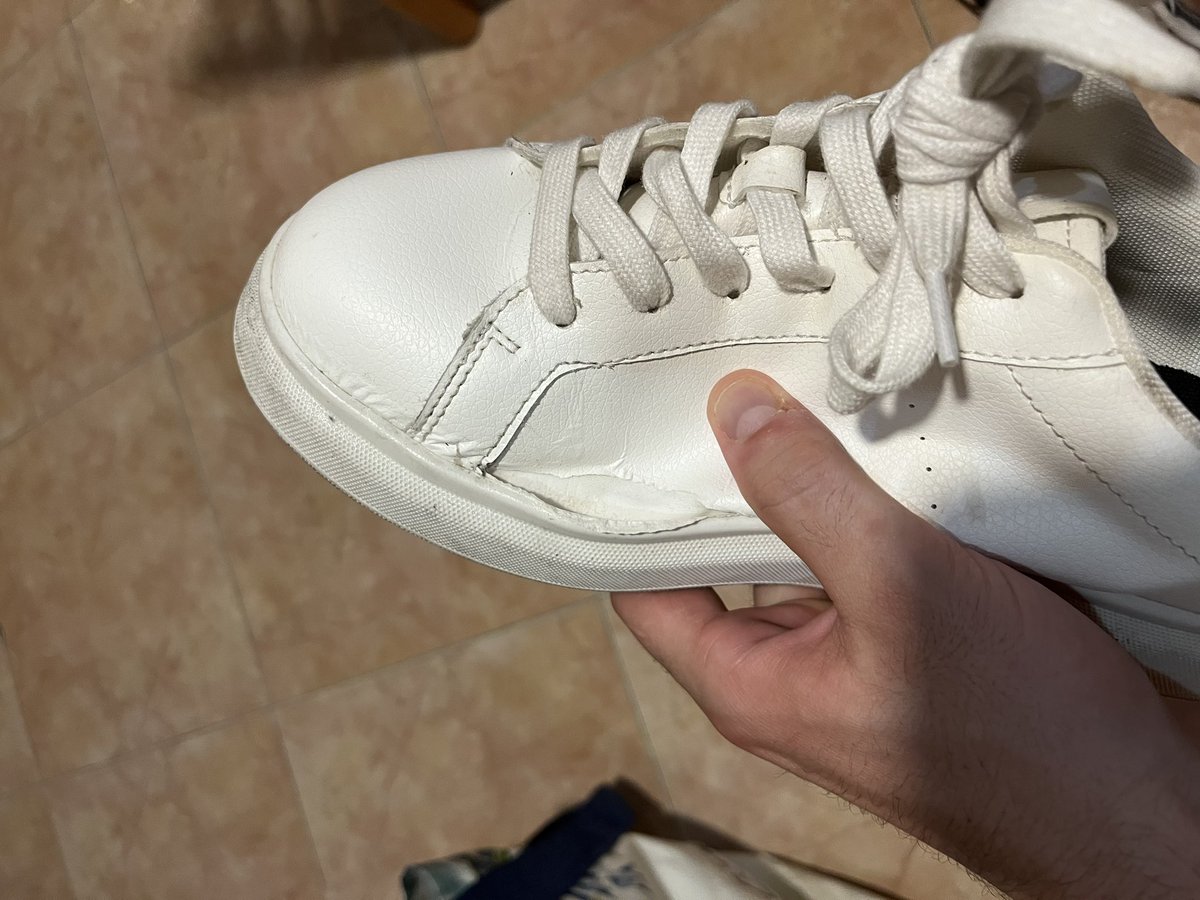 Anaranjo97's tweet photo. @pullandbear cómo es posible que unas zapatillas con menos de 1 mes estén en estado? https://t.co/rQVLo54lLc