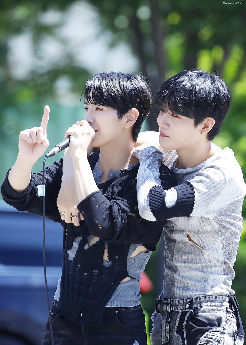 on_your_wave_'s tweet photo. 230603 미니팬미팅

김형제는 사랑💛💚

#CIX #승훈 #용희 #씨아이엑스  #on_your_wave_sh #on_your_wave_yh https://t.co/eFlfpIq8uA