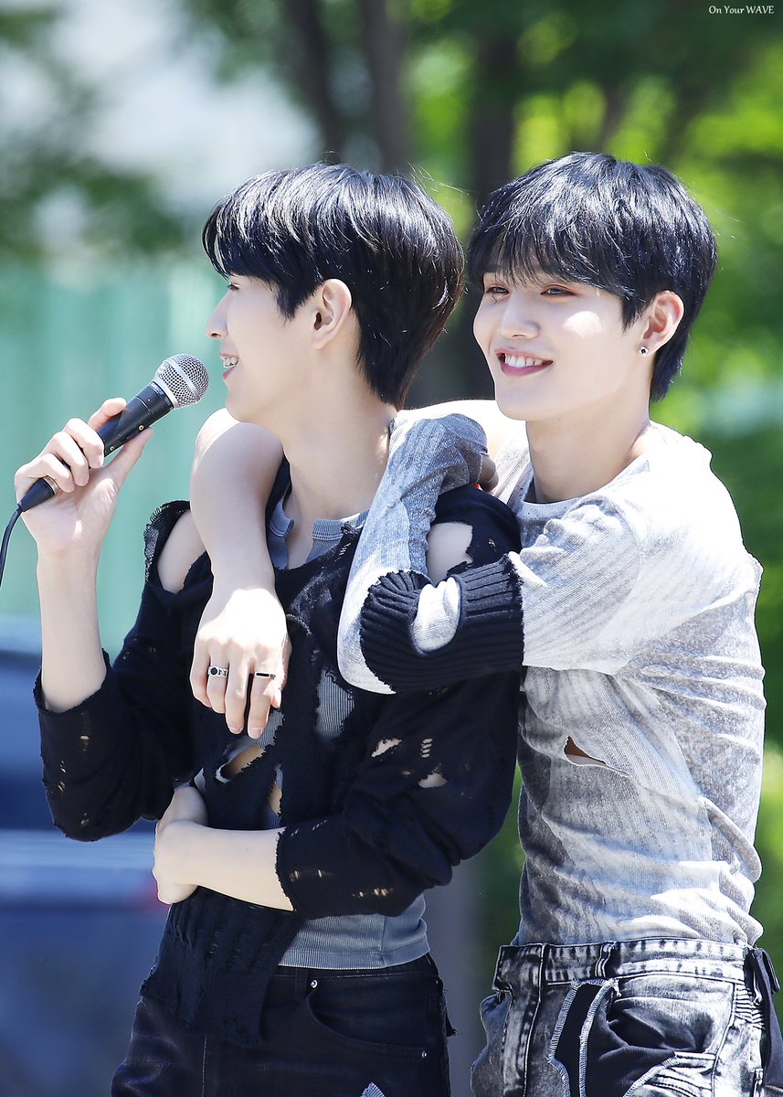 on_your_wave_'s tweet photo. 230603 미니팬미팅

김형제는 사랑💛💚

#CIX #승훈 #용희 #씨아이엑스  #on_your_wave_sh #on_your_wave_yh https://t.co/eFlfpIq8uA
