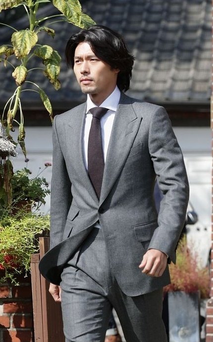 #𝐖𝐄𝐃𝐃𝐈𝐍𝐆𝐎𝐅𝐒𝐈𝐍𝐒

   Llega a la boda de la mano de Yor, es un hombre callado e inexpensivo, su semblante es misterioso.