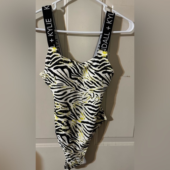 JodiMore's tweet photo. So good I had to share! Check out all the items I'm loving on @Poshmarkapp #poshmark #fashion #style #shopmycloset #becca #lclaurenconrad #kendallkylie: https://t.co/DU6ARVx5m7 https://t.co/Fa5XnagIDm