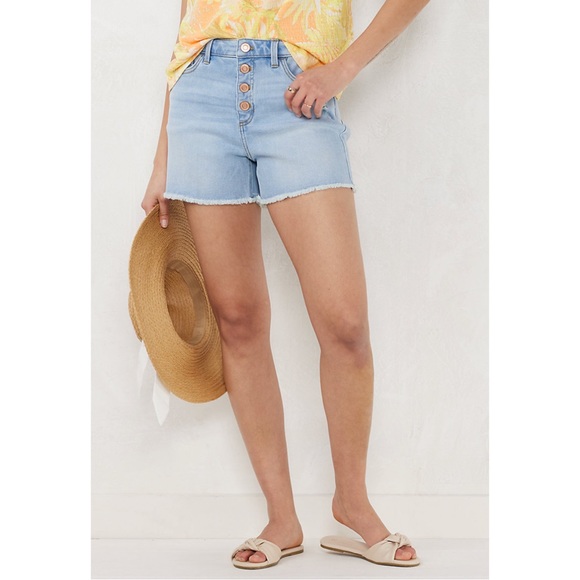 JodiMore's tweet photo. So good I had to share! Check out all the items I'm loving on @Poshmarkapp #poshmark #fashion #style #shopmycloset #becca #lclaurenconrad #kendallkylie: https://t.co/DU6ARVx5m7 https://t.co/Fa5XnagIDm