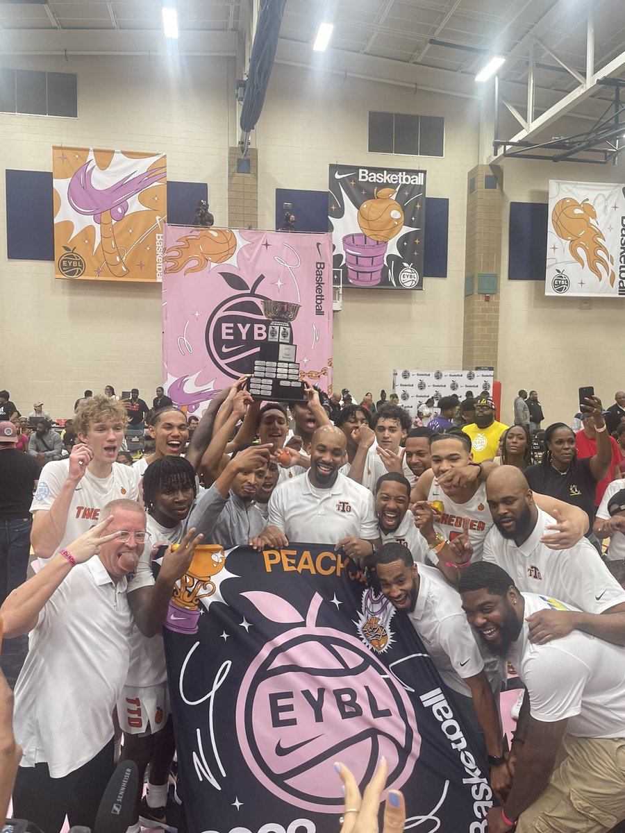 Team Takeover wins the 17U championship at Peach Jam, 76-61. Duke commit Darren Harris was the star for @TTOBasketball with 28PTS, but it was a team effort from top to bottom. An impressive week from the deepest team in the @NikeEYB this season. 2023 champs.