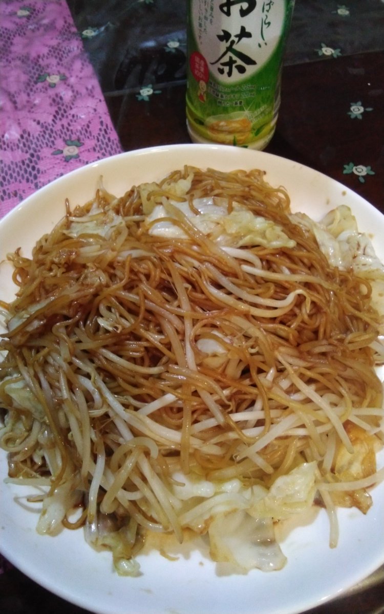 kinzoubakuchou's tweet photo. 具がキャベツとモヤシだけの
マルちゃんソース焼そばで始まる
週明け月曜日の朝🌄😃💕 https://t.co/6dqzYO4ZwG